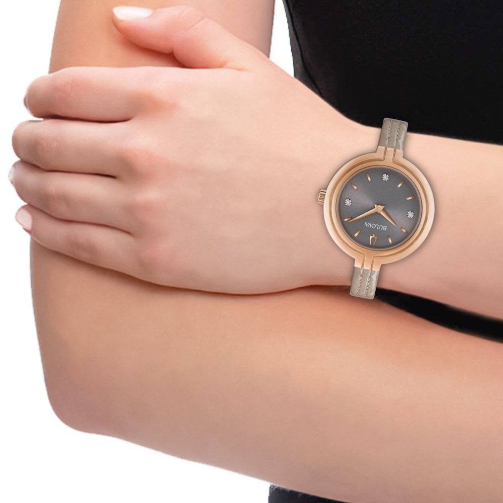 🔥HP🔥Bulova patent leather strap watch.🔥
